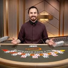 Dealer profesional paitogel menangani permainan Texas Poker langsung dengan kartu dan chip kasino